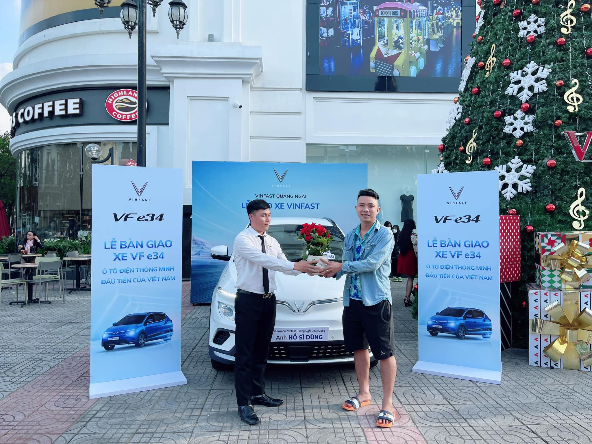 trao tang phan qua khi mua xe tai showroom vinfast quang ngai 1